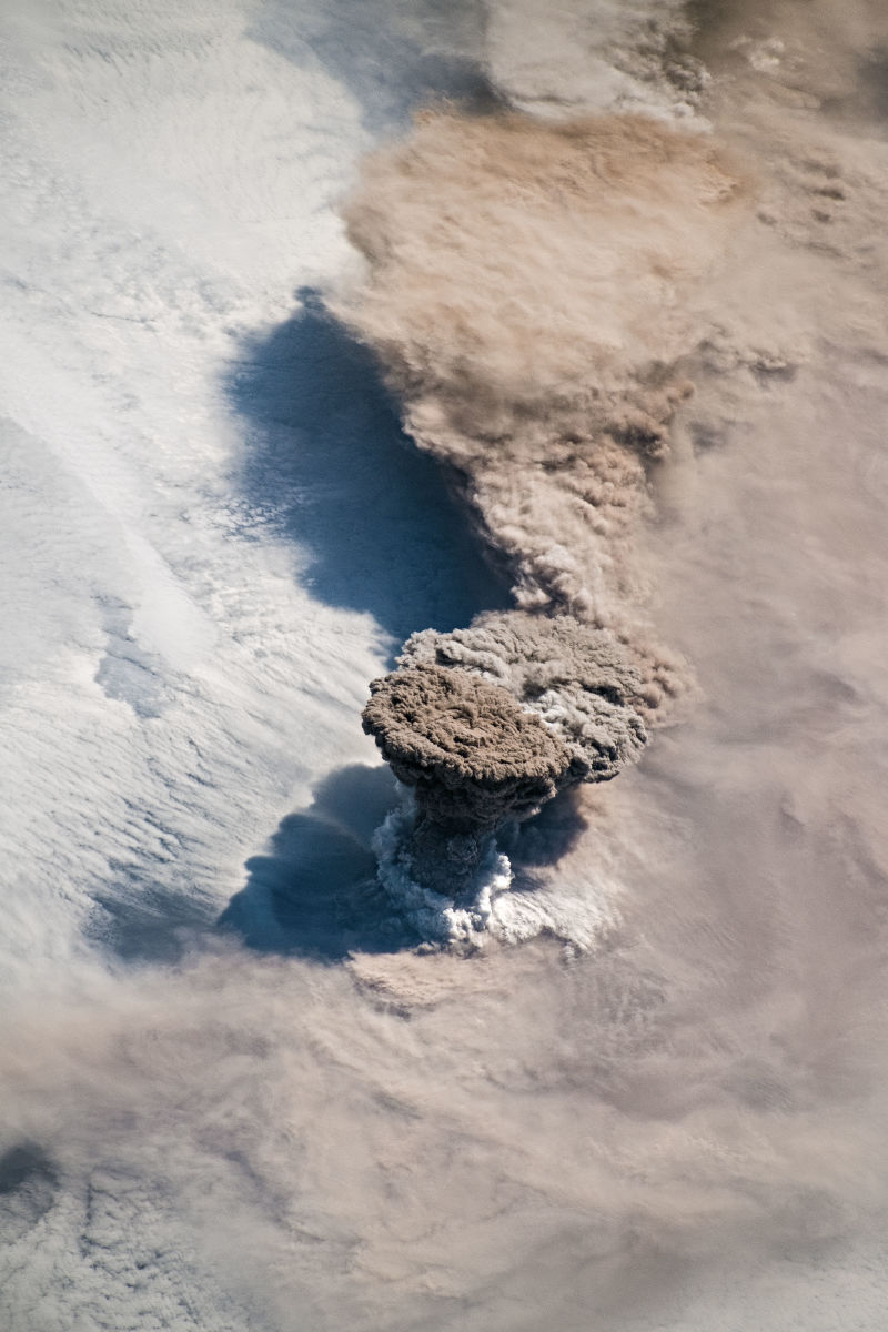 Illustration for article titled Así se ve la espectacular erupción del volcán Raikoke desde la Estación Espacial Internacional